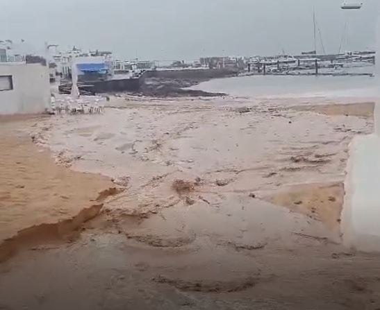 El agua corriendo por las calles de arena de Caleta del Sebo, en La Graciosa.