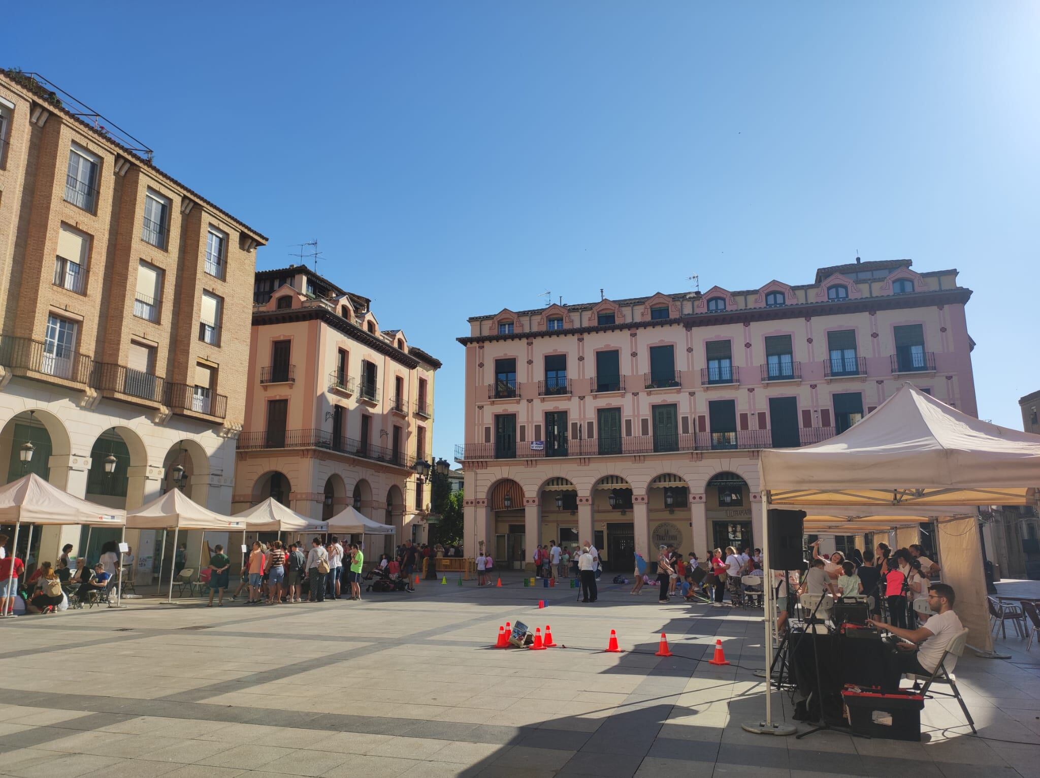 Jornada de sensibilización organizada por la Asociación Alzheimer Huesca en la plaza Luis López Allué.