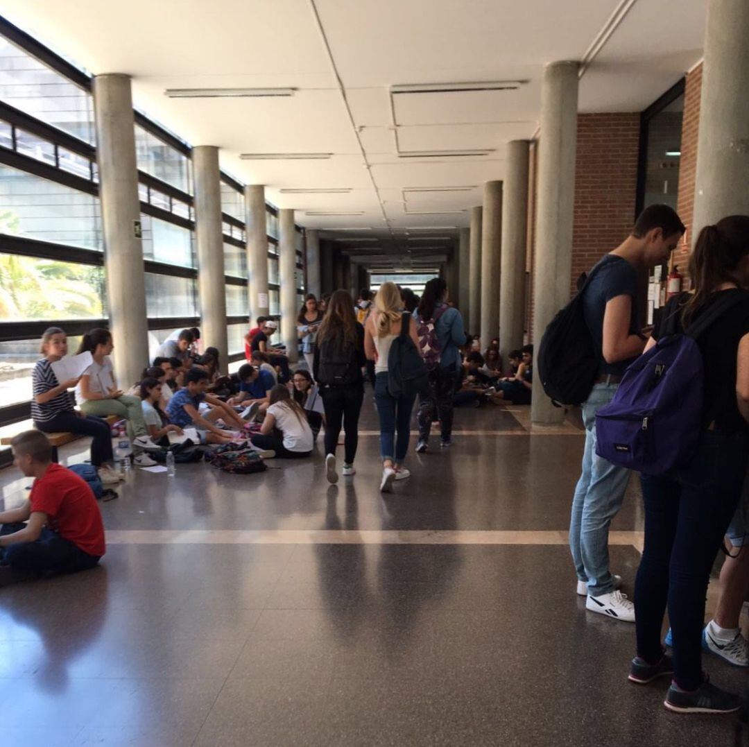 Jóvenes en un instituto de secundaria