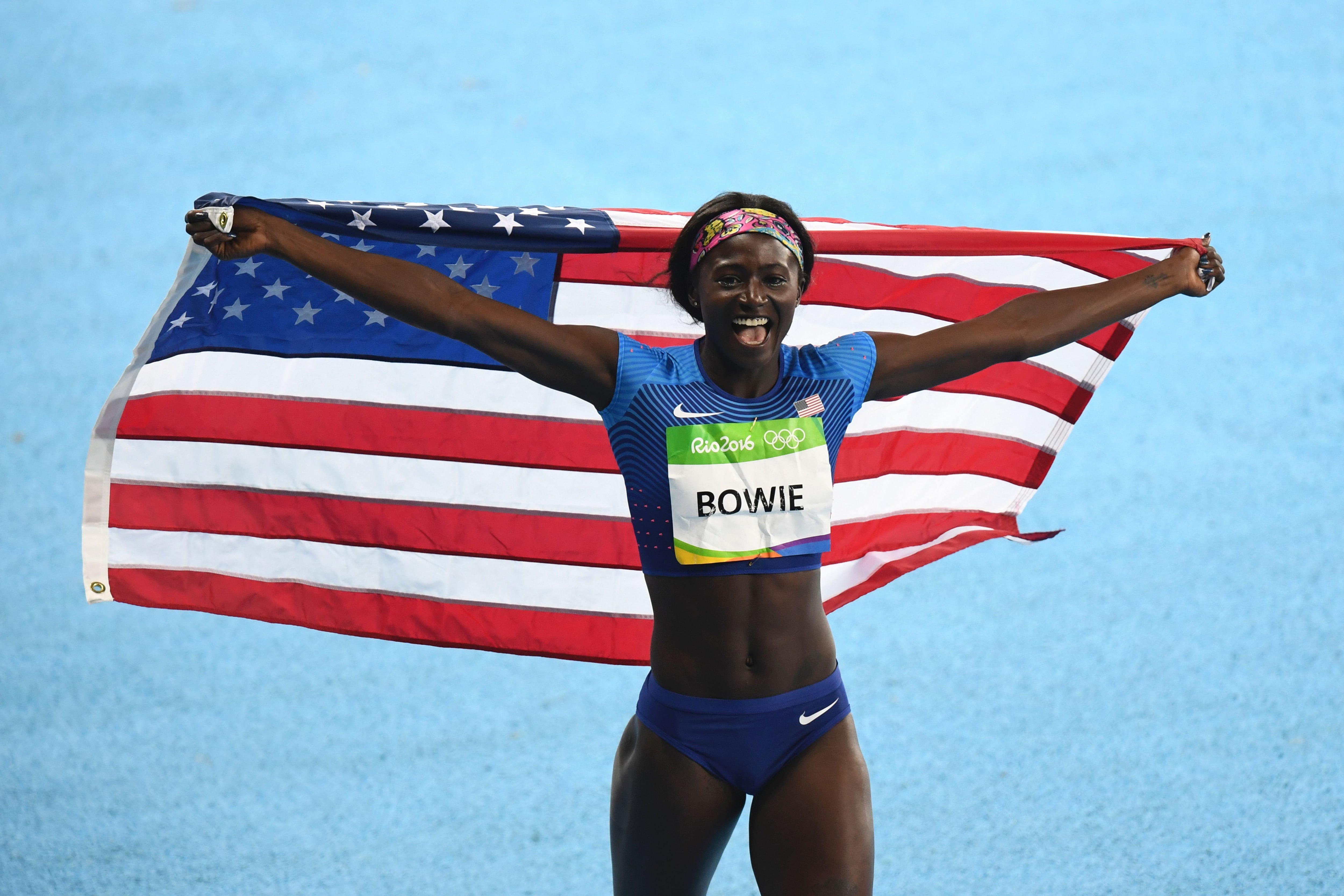 Tori Bowie celebra su medalla en los 100 metros lisos de los Juegos Olímpicos de Río de Janeiro en 2016