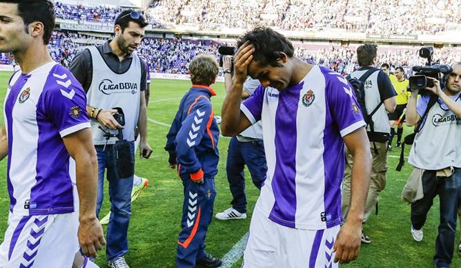 Los jugadores del Valladolid lamentan la derrota ante el Granada en la última jornada de la Liga BBVA que supone su descenso a Segunda.