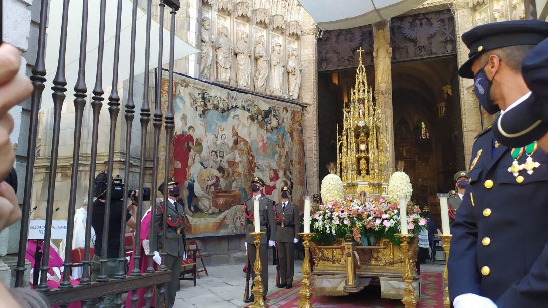 La Custodia de Arfe ha quedado expuesta hasta las 2 de la tarde en la entrada de la Catedral