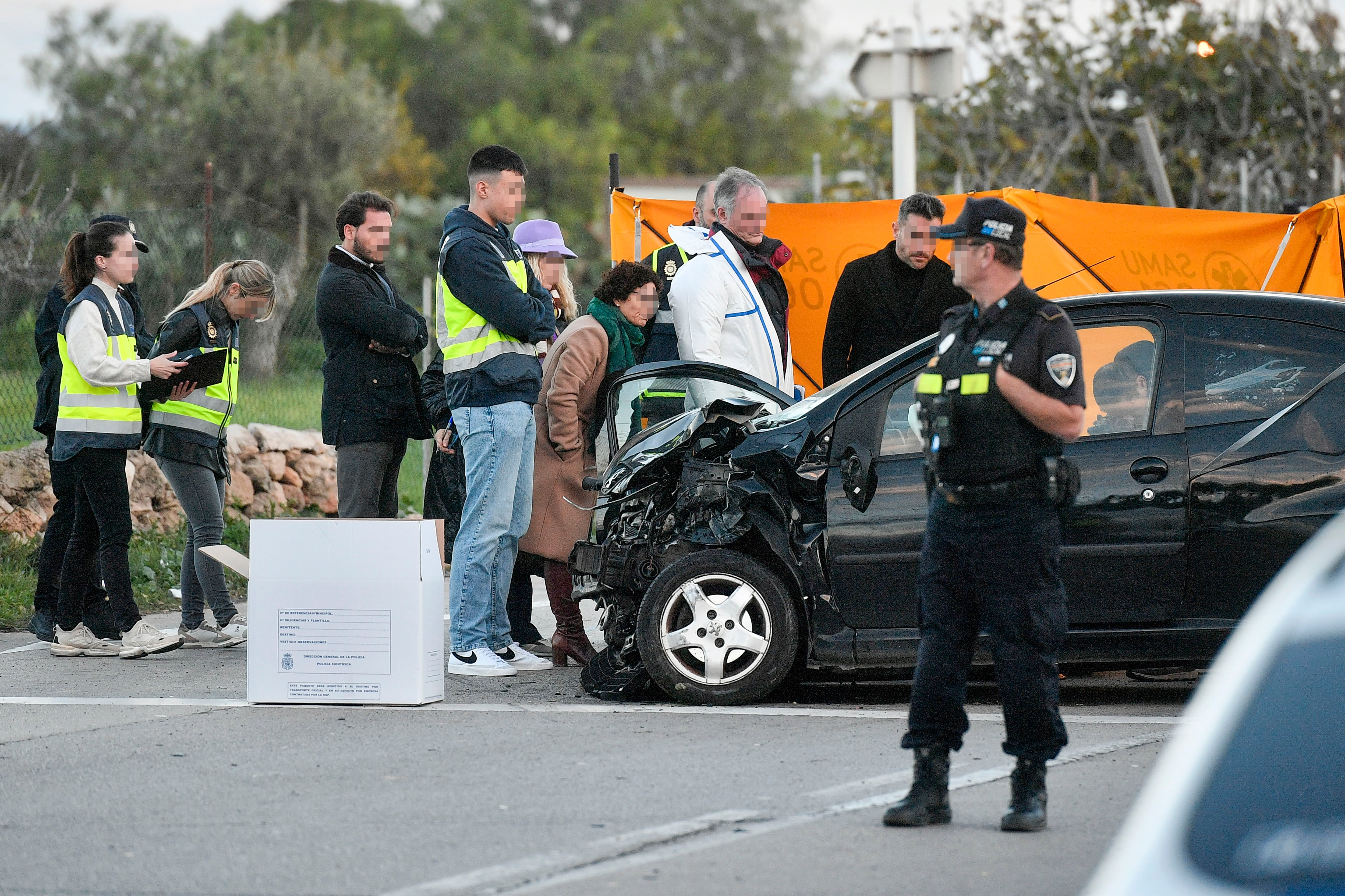 La Policía Local ha detenido este martes en Palma a un hombre que presuntamente habría matado a cuchilladas a una mujer en presencia de su hija de 3 años, quien ha sido encontrada herida junto a la víctima en un coche tras un accidente de tráfico.