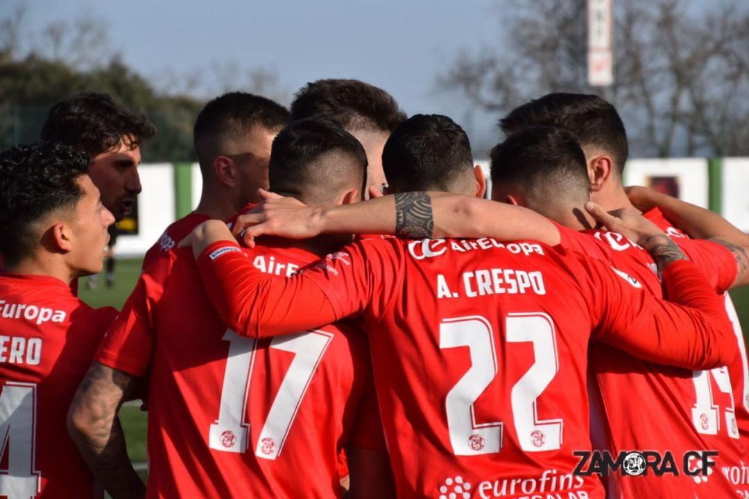 Los rojiblancos celebran el gol.... y el liderato