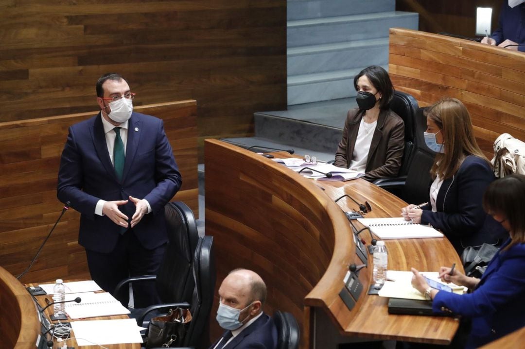 El Presidente del Principado interviene desde su escaño en el Parlamento regional durante el Pleno celebrado esta mañana 