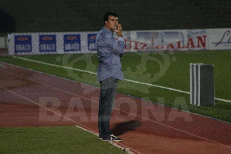 Rafa Escobar en la banda del Municipal.