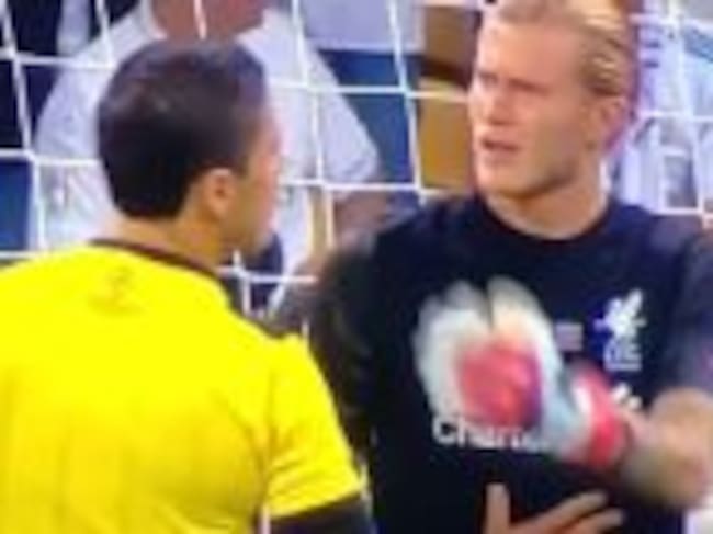 Karius se queja al árbitro tras el lance ocurrido en el minuto 49 de partido