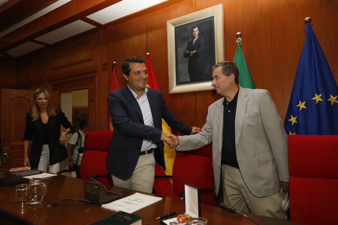 Jose María Bellido, alcalde de Córdoba, junto al secretario del Pleno (prensa Ayuntamiento)