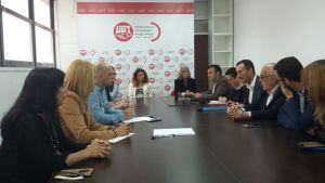 El secretario local del PSOE y otros miembros reunidos con representantes de UGT