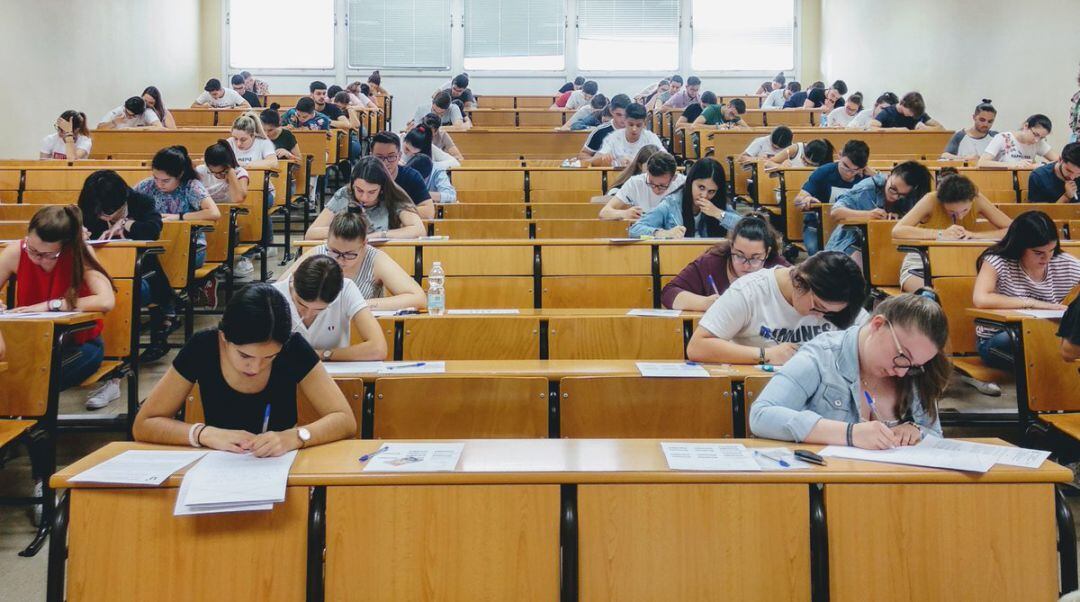 Un grupo de estudiantes durante uno de los exámenes de la Selectividad en la UJA.