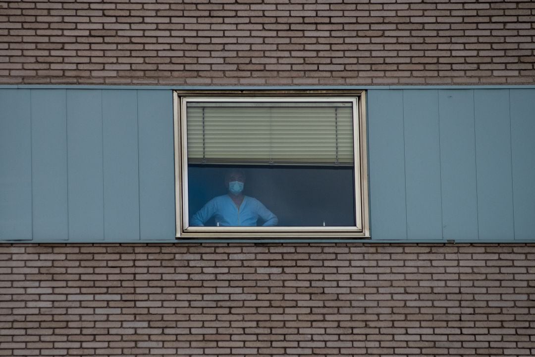 Un paciente con mascarilla en el hospital Gregorio Marañon de Madrid