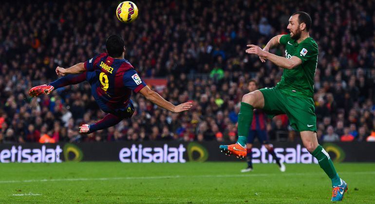 El uruguayo ha hecho el quinto tanto del Barcelona ante el Levante con un remate espectacular.