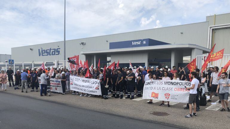 Trabajadores concentrados a las puertas de Vestas