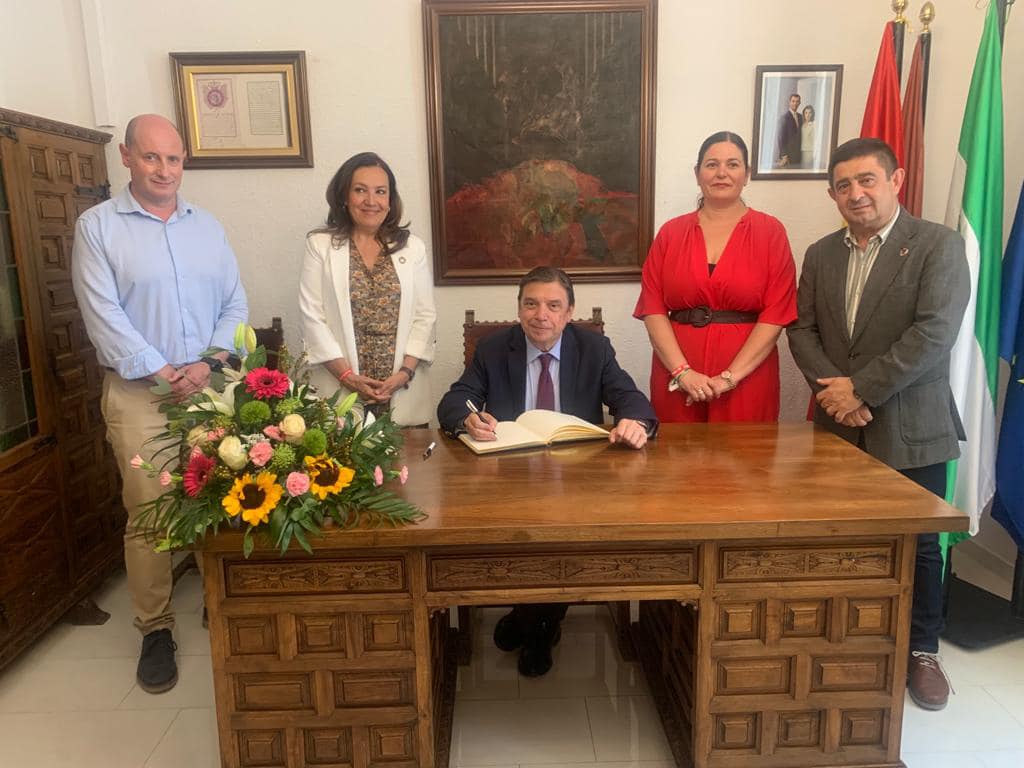 Momento de la firma del Ministro de Agricultura en el libro de honor del Ayuntamiento de Jódar