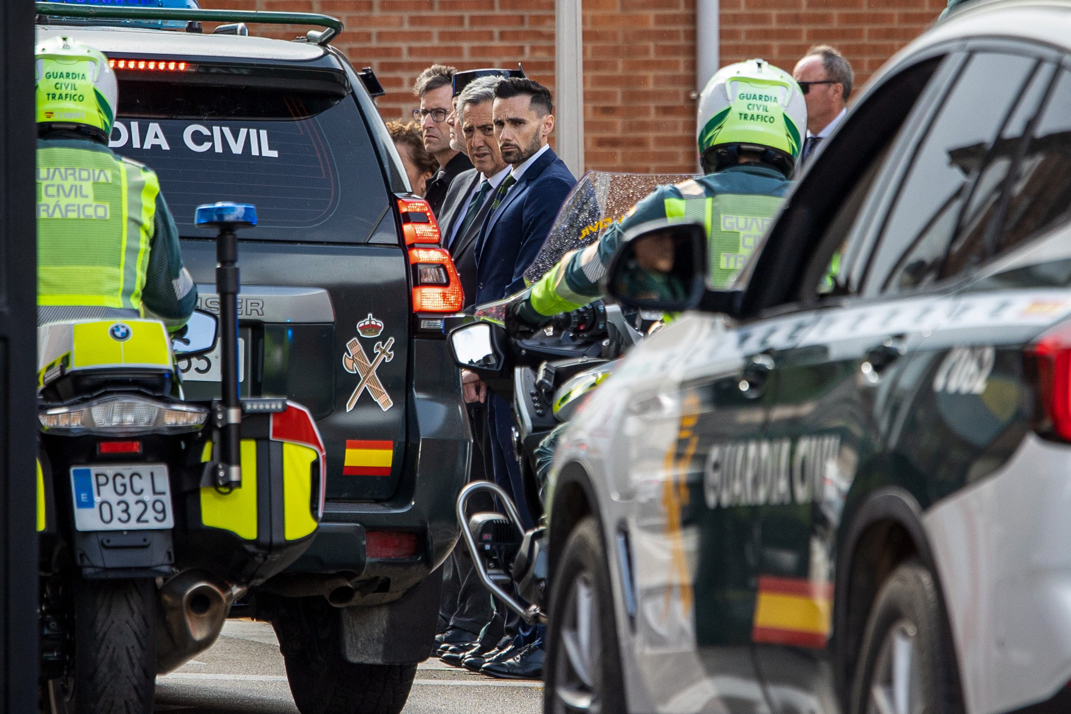 LOGROÑO, 20/03/2024.- Llegada de los féretros de los dos agentes del Grupo de Acción Rápida (GAR) de la Guardia Civil fallecidos tras ser arrollados por un camión en un control aleatorio en la AP-4, en Los Palacios (Sevilla), a la capilla ardiente que ha quedado instalada este miércoles en la sede de la Unidad de Acción Rural (UAR) en Logroño. Los féretros del cabo primero Eneko Lira López, natural de Barakaldo (Vizcaya) y que cumplía este miércoles 37 años; y del guardia civil Juan Luis López, de 34, nacido en El Ejido (Almería), han llegado hacia las 16:00 horas a la sede de la Benemérita en Logroño. EFE/ Raquel Manzanares