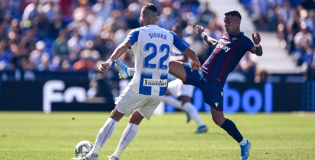 Siovas y Sergio León, durante el partido de Butarque de este sábado