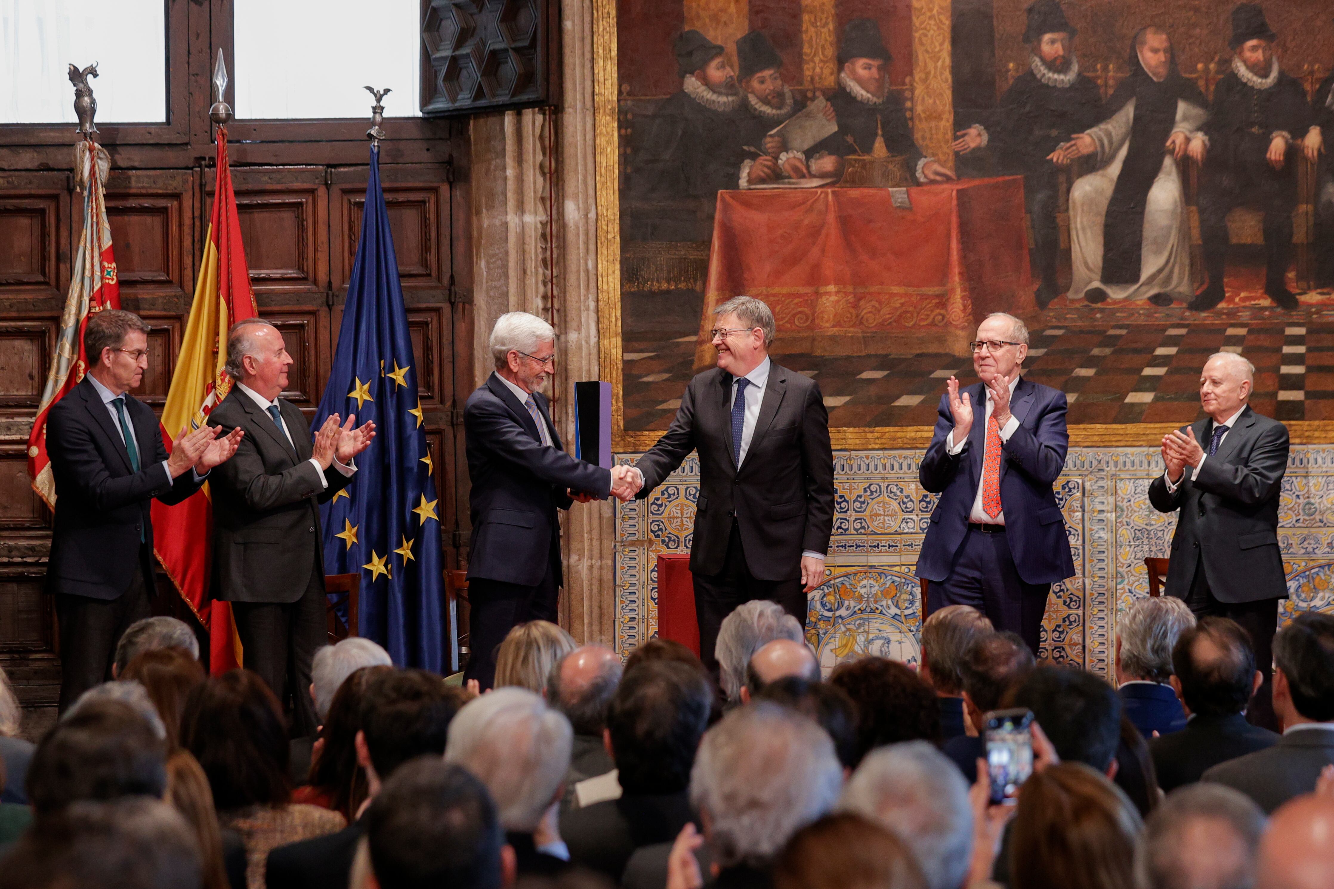 El president de la Generalitat, Ximo Puig, estrecha la mano al senador socialista y uno de los redactores del Estatut, Joan Lerma, durante la entrega del XXXI Premio de Convivencia que otorga la Fundación Manuel Broseta a la Comisión Redactora del Estatuto de Autonomía de la Comunitat Valenciana al que también ha asistido el líder del PP, Alberto Núñez Feijóo.