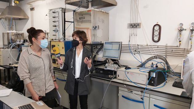 La investigadora, profesora ayudante y premio Medio Ambiente del Gobierno de Aragón, María Abián, junto a la directora de contenidos de Radio Zaragoza, Eva Pérez Sorribes, en el Laboratorio