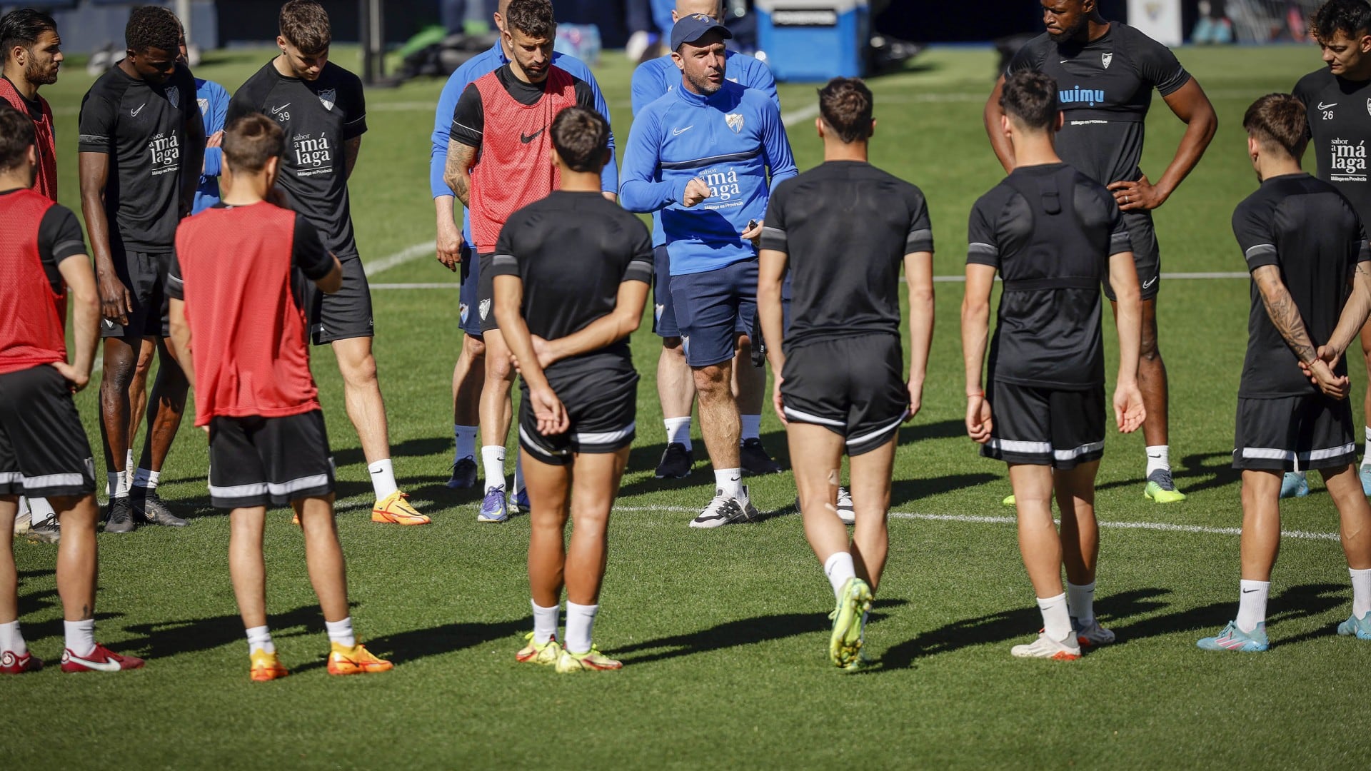 Pablo Guede se dirige a sus jugadores antes de un entrenamiento