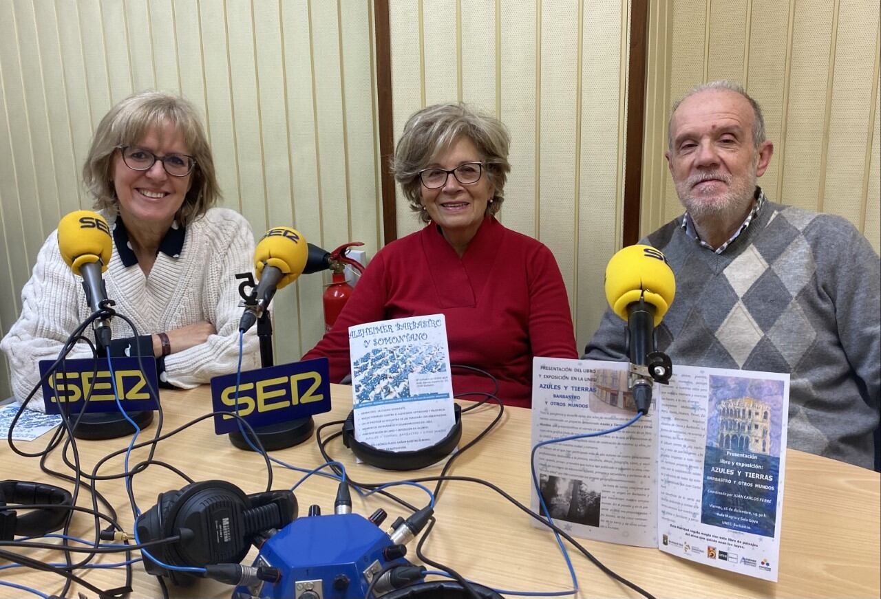 Carmen Arroyo y Carmen Javierre de la Asoc. Alzheimer Barbastro y Somontano junto a Juan Carlos Ferré coordinador de &quot;Azules y tierras. Barbastro y otros mundos&quot;