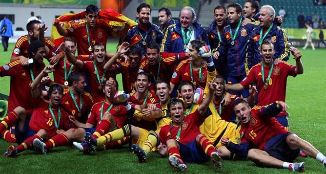 Los jugadores de la selección española sub 19 posan tras conquistar el Campeonato de Europa de esa categoría, al vencer en el partido frente a Grecia por 1-0 disputado en el Lilleküla Stadium de Tallín (Estonia)