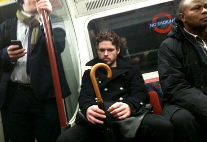 Richard Madden, Robb Stark en &#039;Juego de Tronos&#039;, el rey del metro