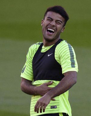 Barcelona's Brazilian midfielder Rafinha laughs during a training session at the Parc des Princes stadium in Paris on April 14, 2015 on the eve of their UEFA Champions League quarter final first leg football match against Paris Saint-Germain.  AFP PHOTO / FRANCK FIFE