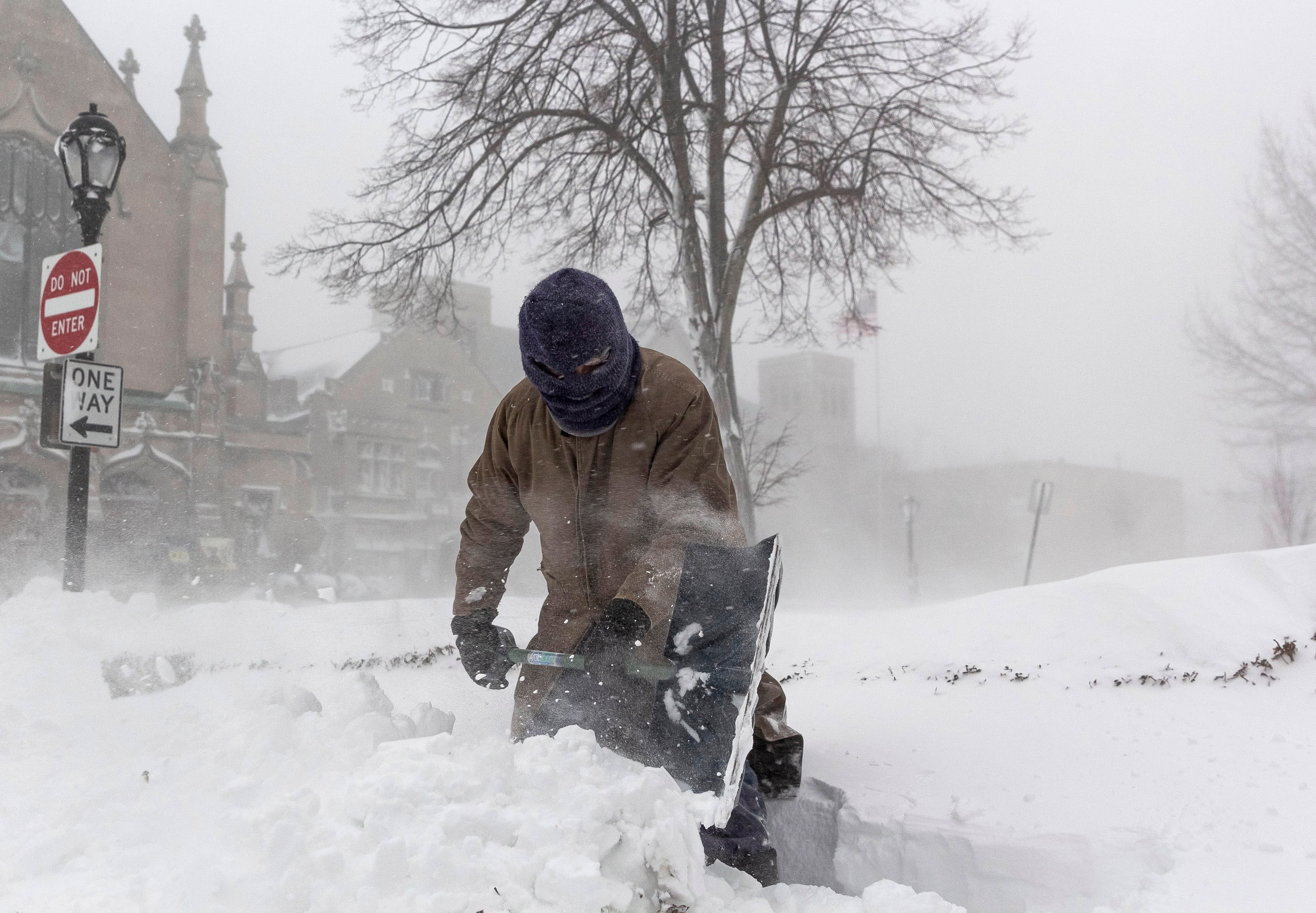  Un hombre retira nieve con una pala durante una tormenta invernal que afecta a gran parte de Estados Unidos. EFE/JALEN WRIGHT