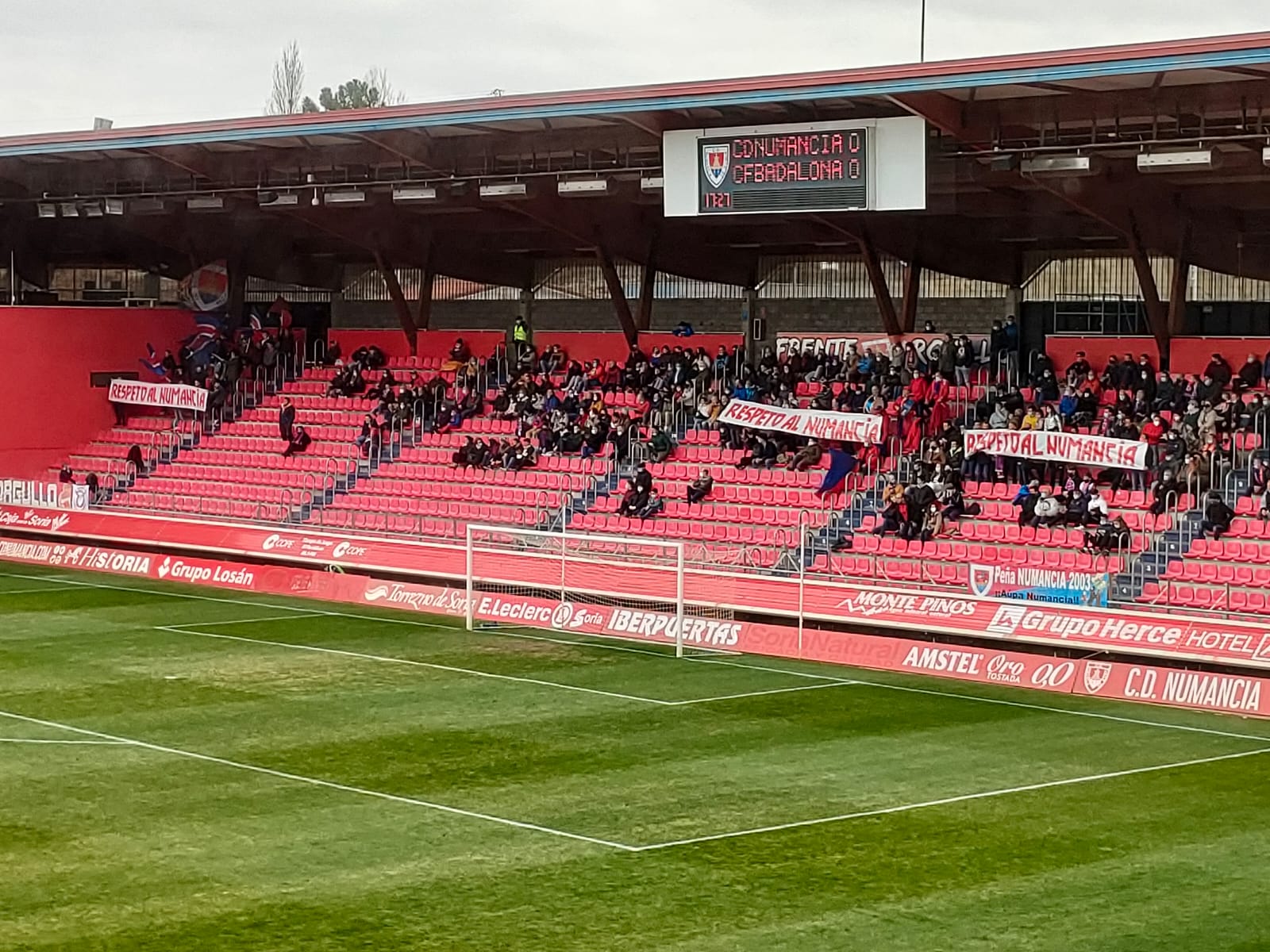 La afición pide respeto para el Numancia en el minuto 17 del partido.