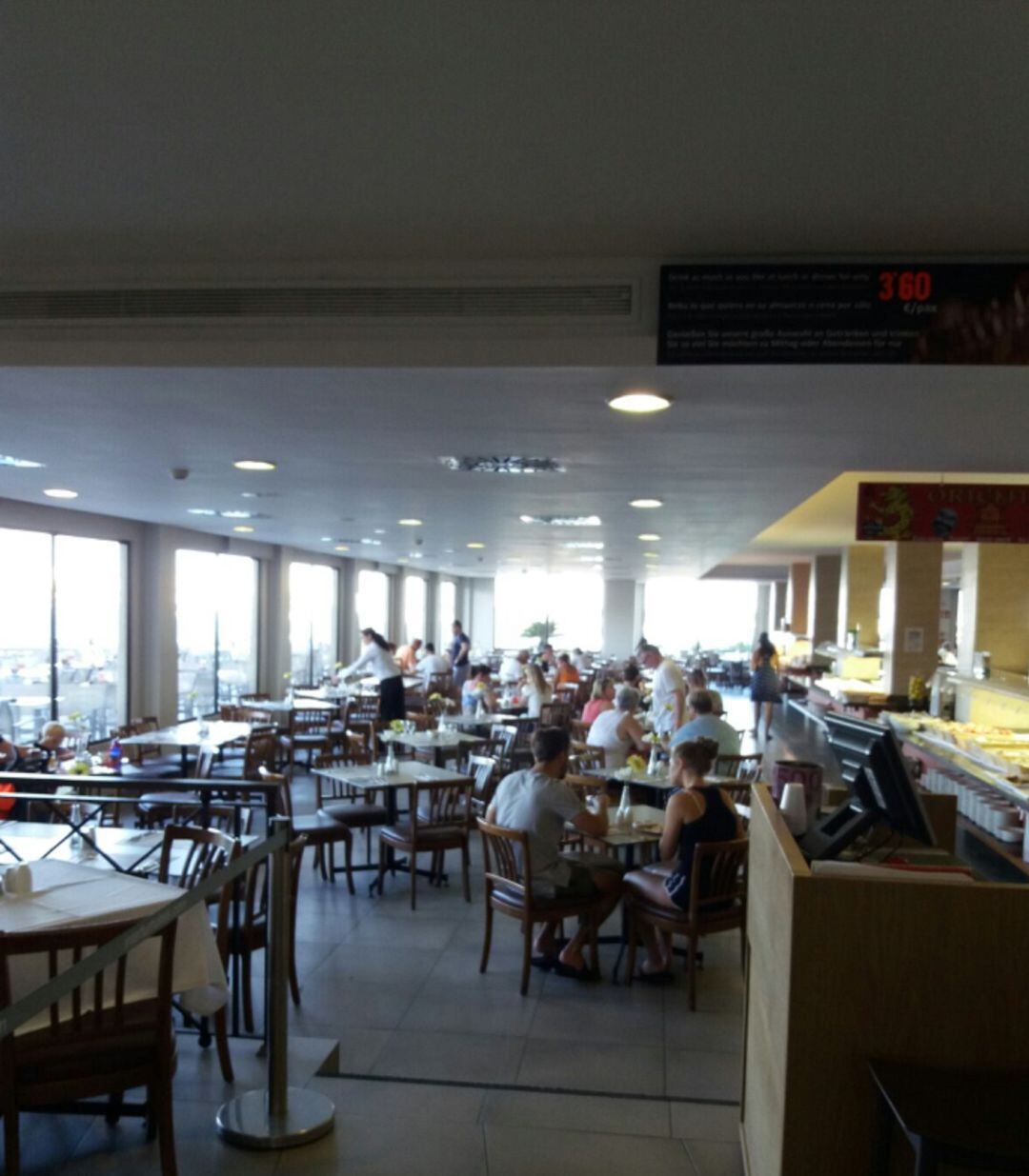 Turistas en el comedor de un hotel de Ibiza