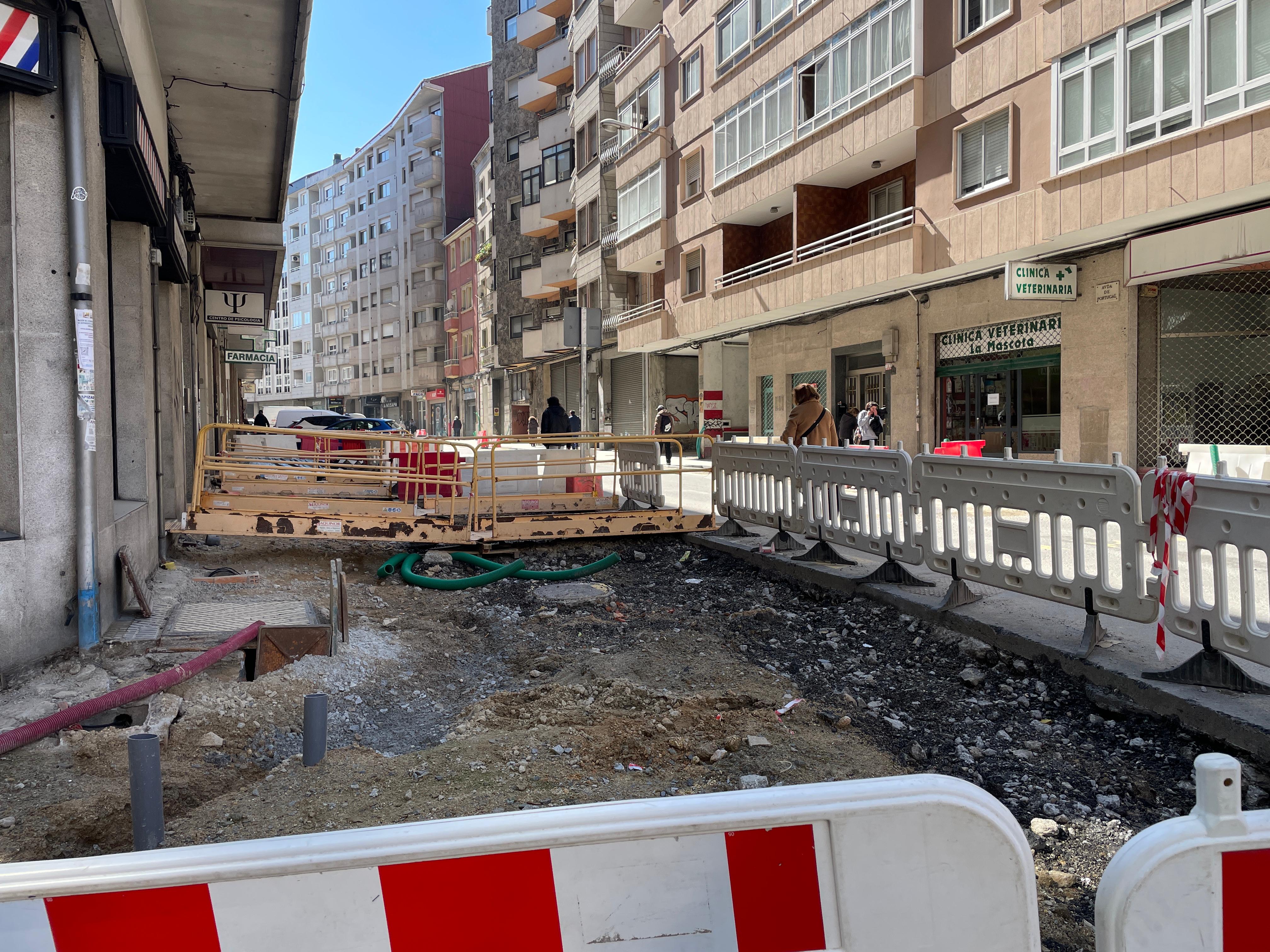 Obras paralizadas en la avenida de Portugal, en la ciudad de Ourense