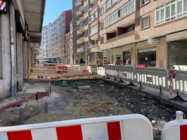 Obras paralizadas en la avenida de Portugal, en la ciudad de Ourense
