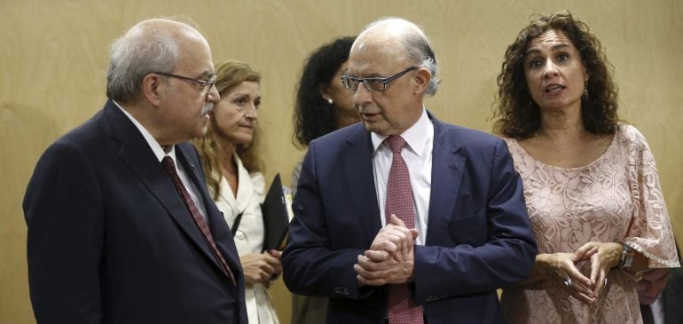 El ministro de Hacienda, Cristóbal Montoro (c) junto a los consejeros de Hacienda de Cataluña, Andreu Mas-Colell y Andalucía, María Jesús Montero.