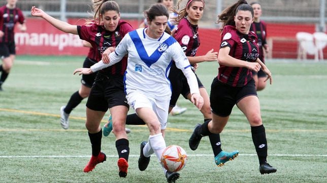 Valentina Berr disputa el balón durante un partido con el CE Europa.