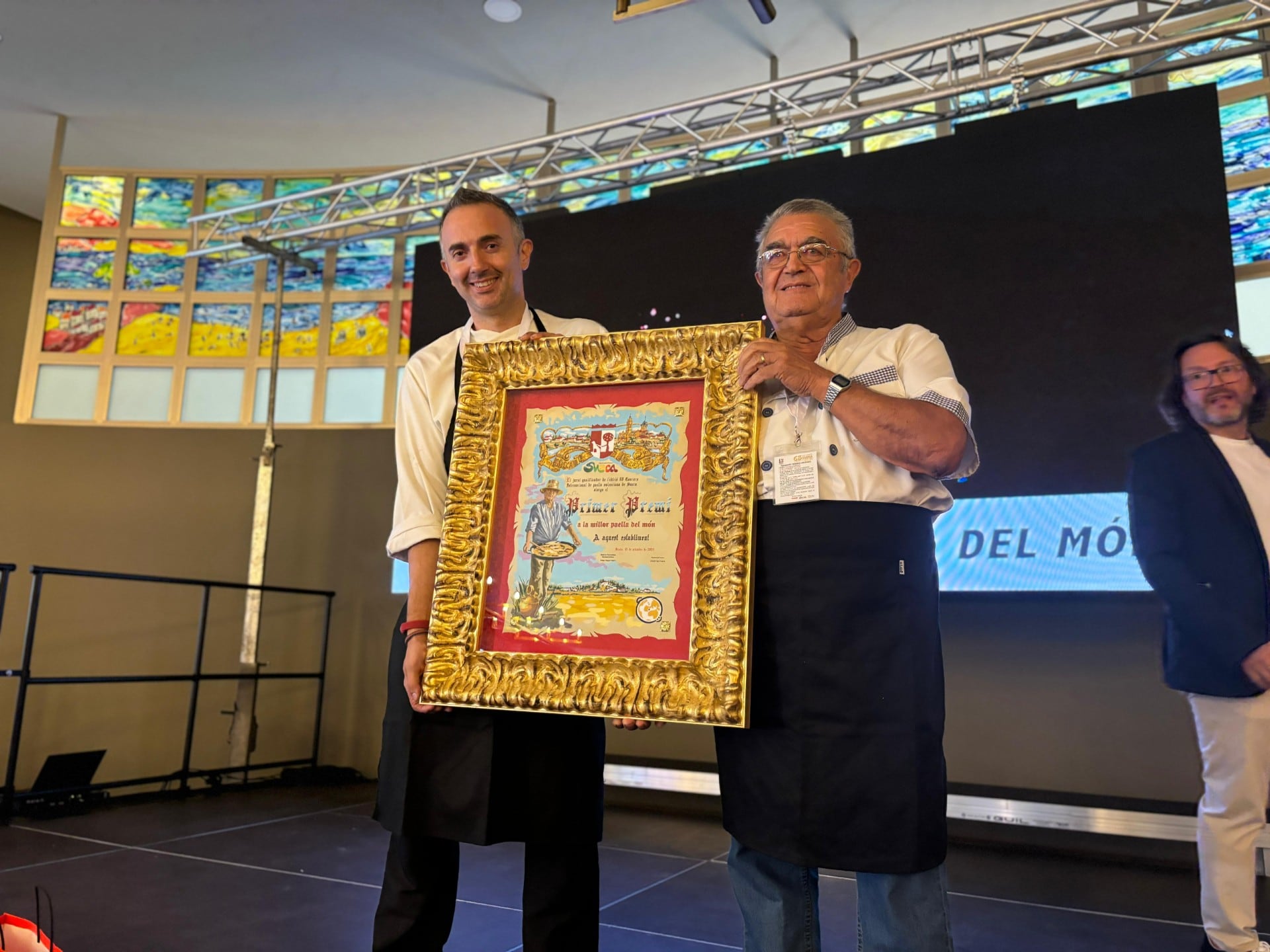 El chef Paco Rodríquez y su ayudante Rafael Climent cocineros ganadores del Concurso de Paella de Sueca (Valencia)