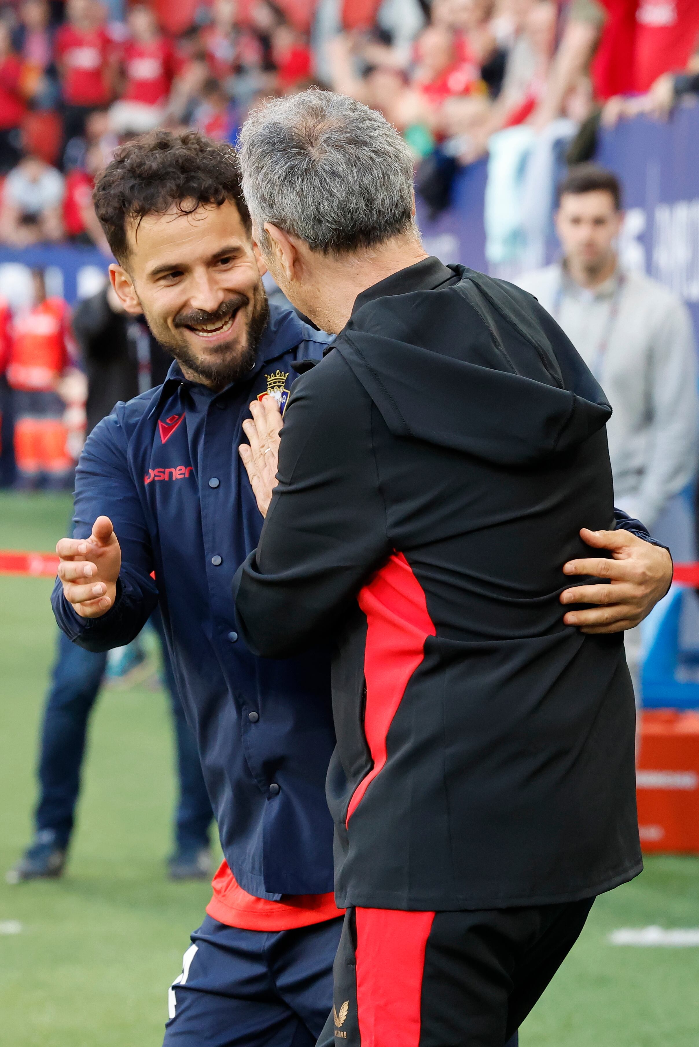 PAMPLONA, 24/04/2025.- El entrenador del Sevilla, Joaquín Caparrós (d), habla con el delantero del Osasuna Rubén García durante el partido de la jornada 33 de LaLiga EA Sports, entre el Osasuna y el Sevilla, en el estadio El Sadar de Pamplona. EFE/ Villar López