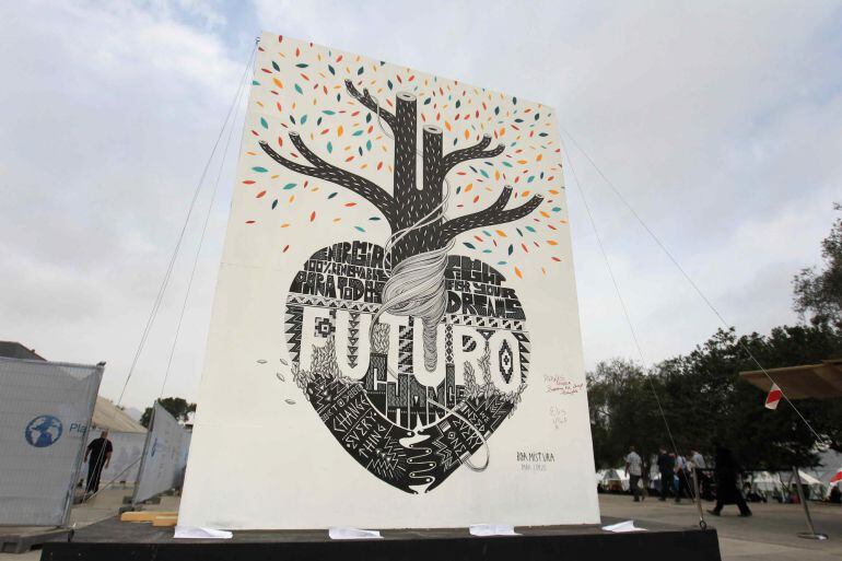 El grafiti &quot;Futuro&quot;, de los artistas españoles Javier Serrano y Pablo Purón se exhibe junto a los Plenarios de la Cumbre del Clima