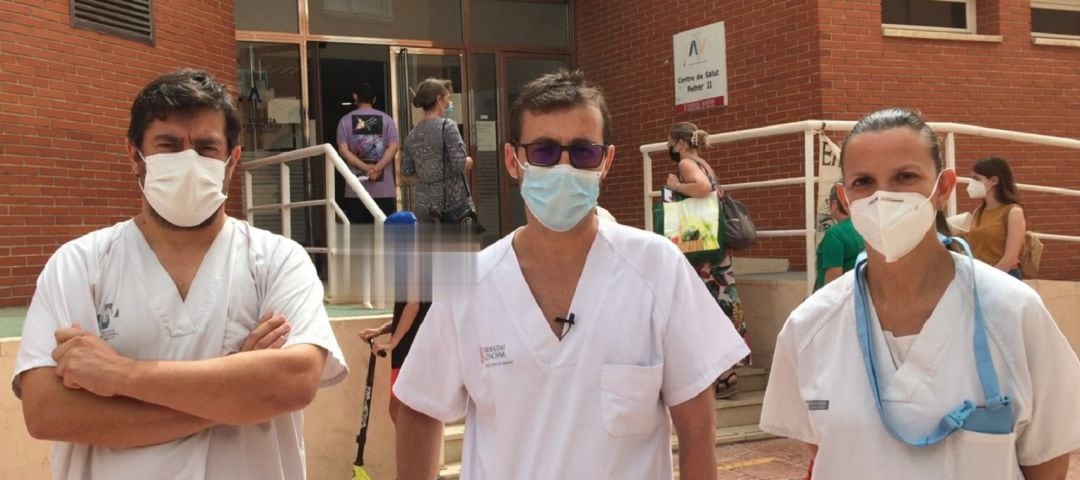 Manuel Cano (I), Miguel Núñez y Mª José Flores, sanitarios de Petrer