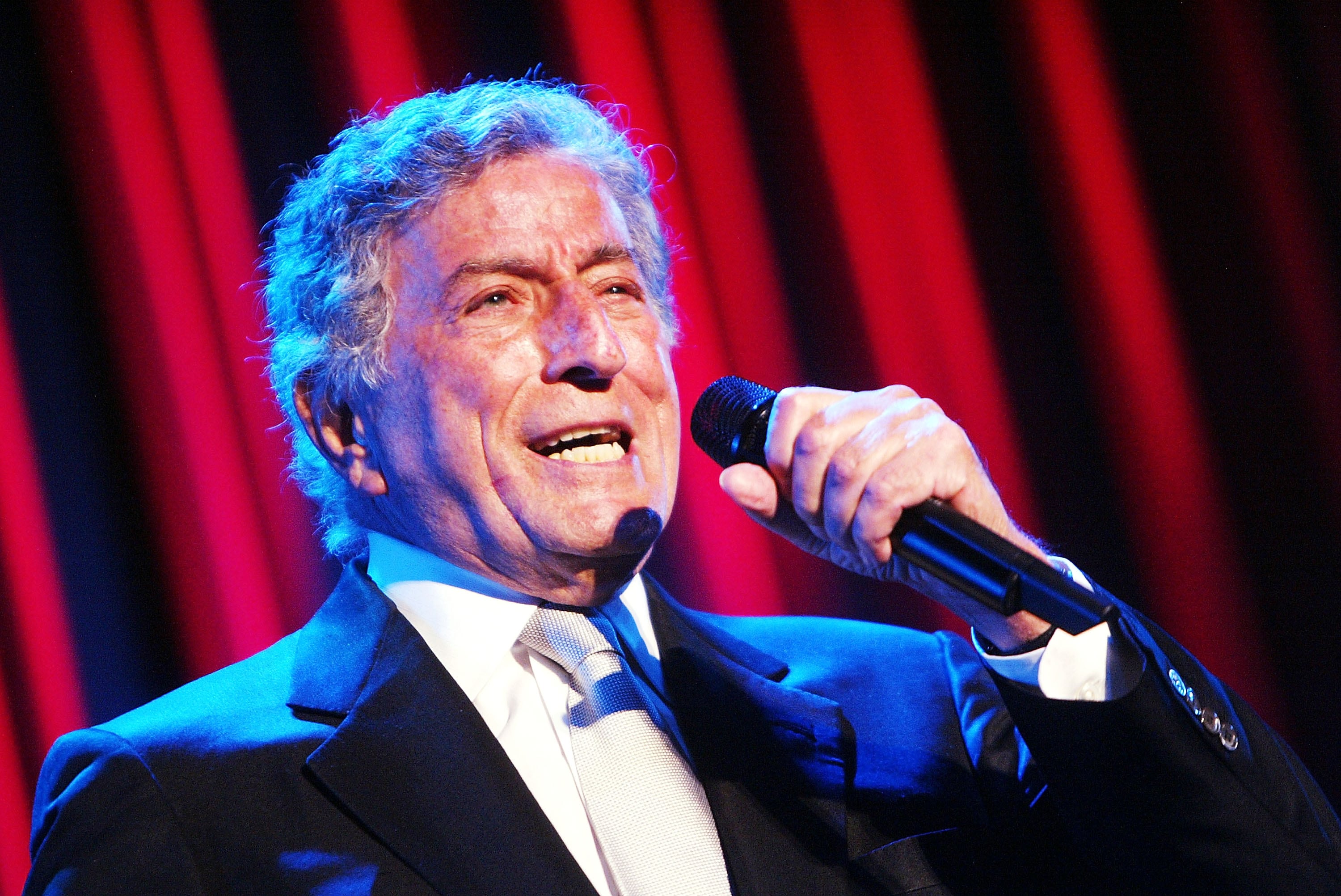 El cantante Tony Bennett, actuando en &#039;An Evening with Larry King and Friends&#039;.