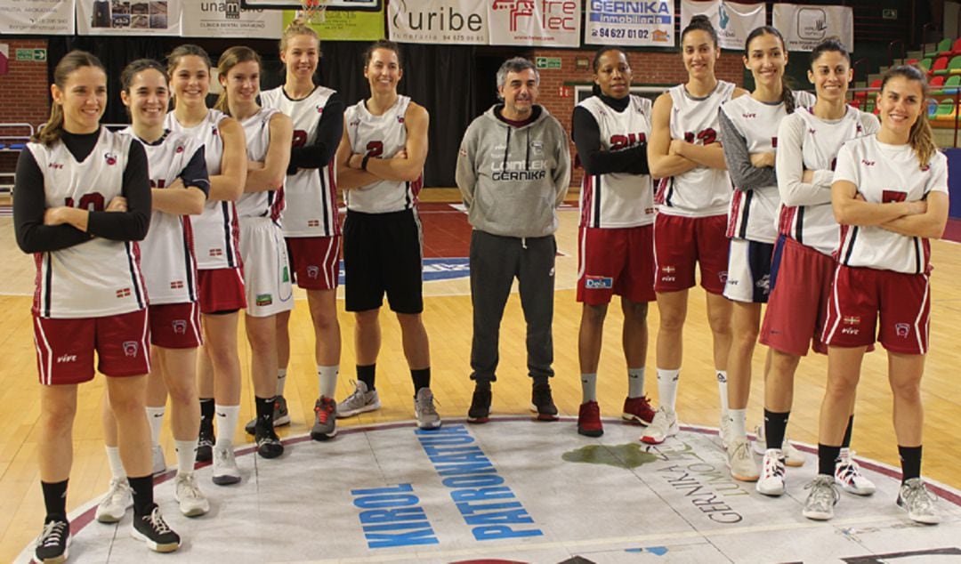 La plantilla de Lointek posa antes de enfrentarse al Valencia en los cuartos de final de la Eurocup 