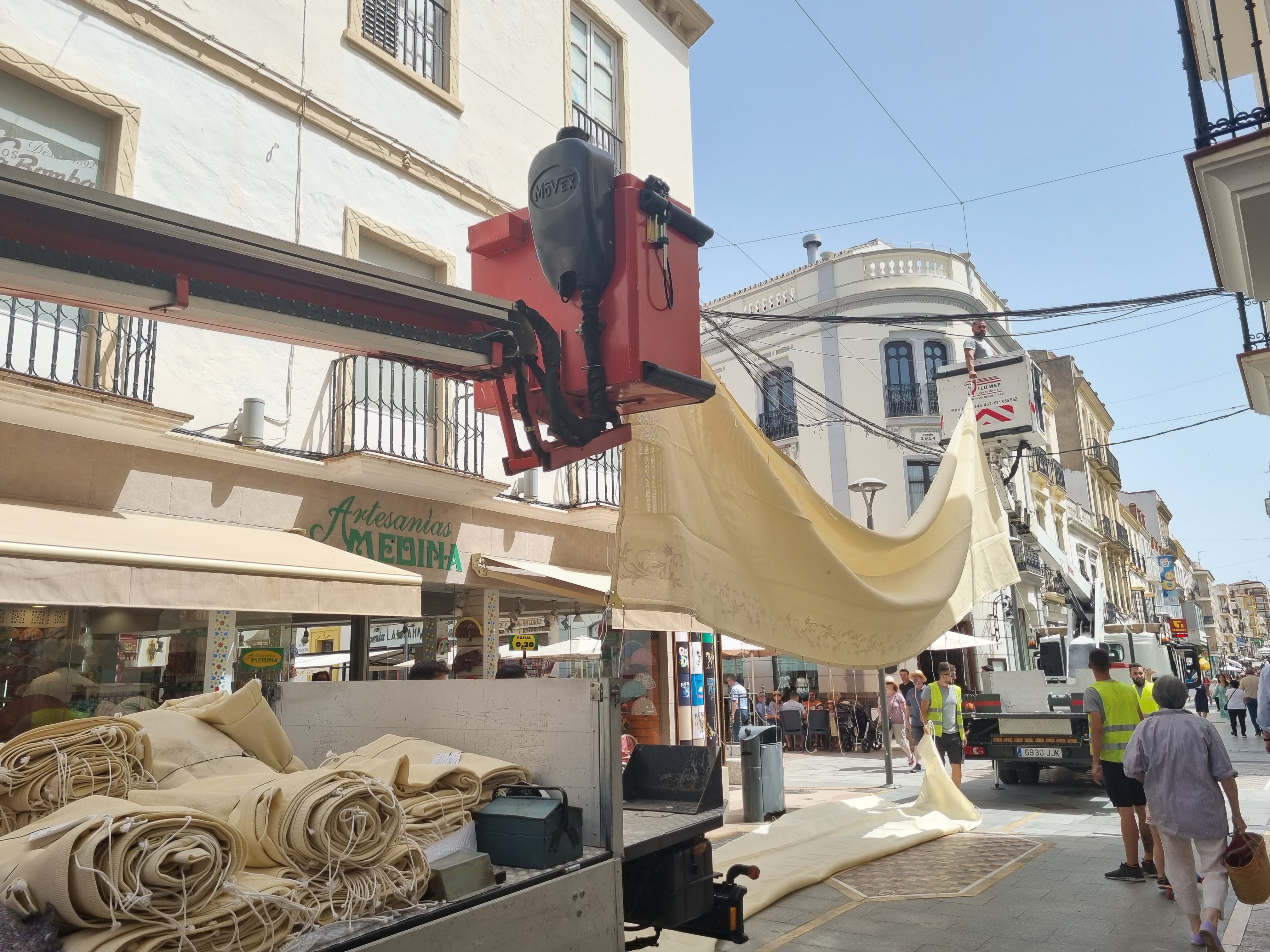 Este lunes han comenzado las tareas de entoldado en calle 'La Bola' de Ronda