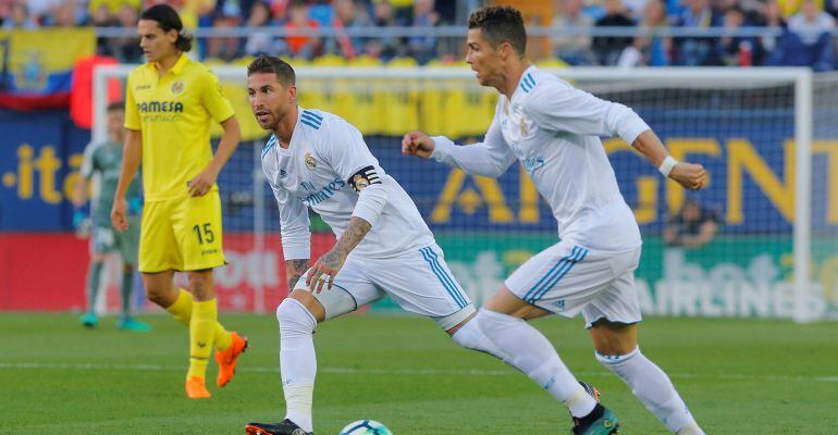 Cristiano Ronaldo inicia una jugada ante la mirada de Sergio Ramos