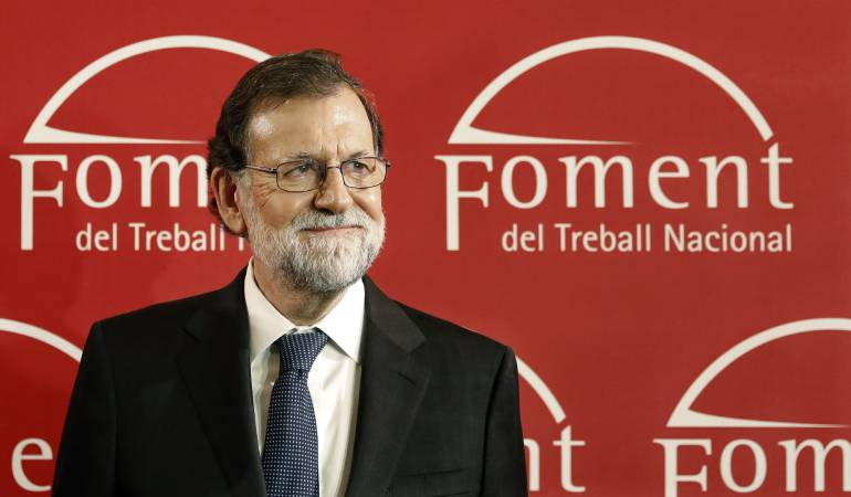 El presidente del Gobierno, Mariano Rajoy, posa para los medios gráficos momentos antes de presidir esta noche en Barcelona la entrega de las Medallas de Honor y de los premios Carles Ferrer Salat, que concede la Patronal Foment del Treball.