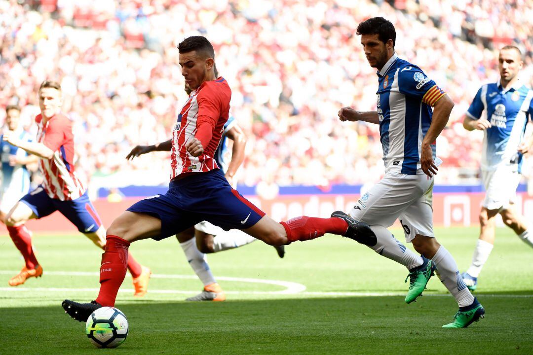 Lucas Hernández se prepara para disparar en el Atlético - Espanyol del pasado 6 de mayo