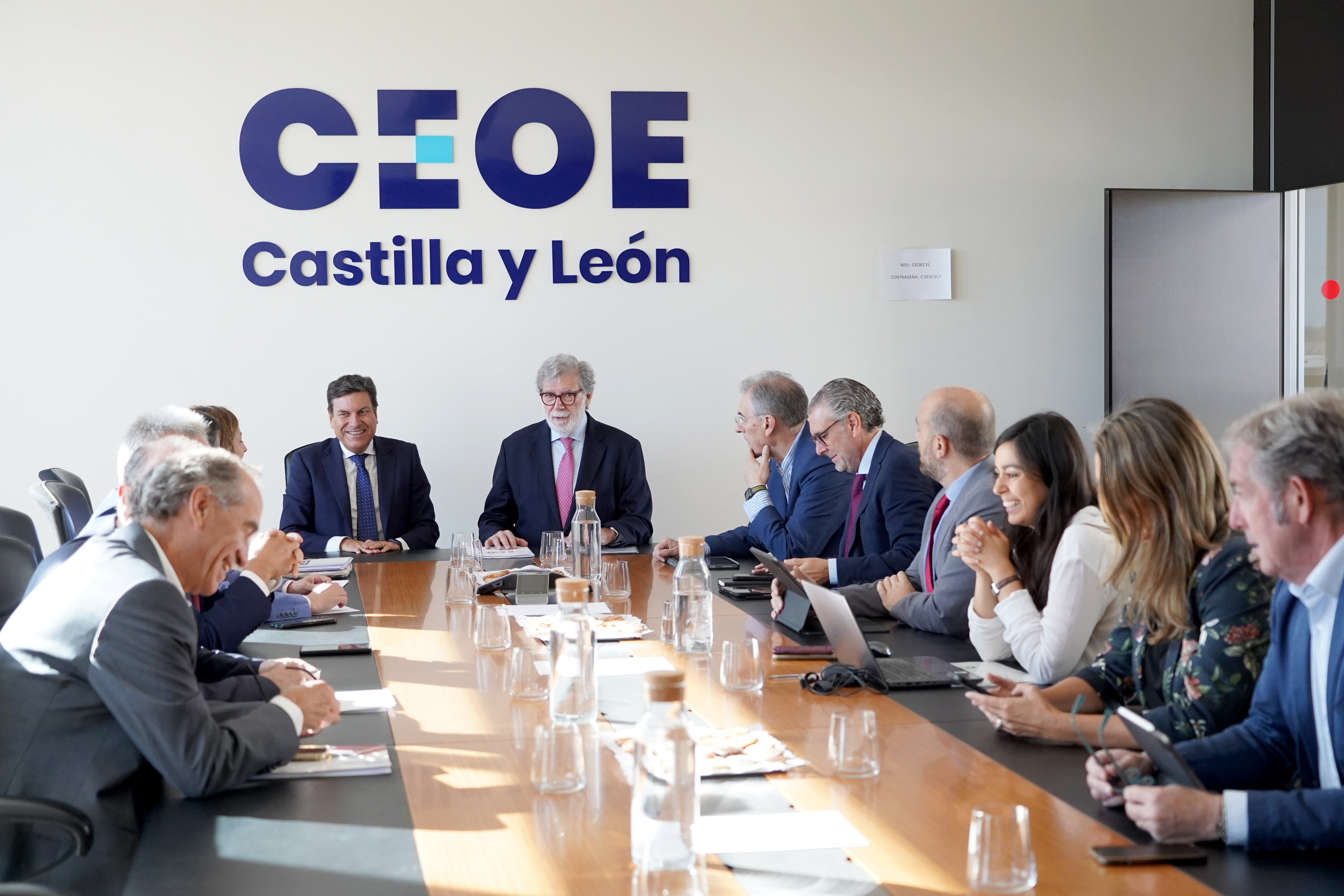 El presidente de CEOE Castilla y León, Santiago Aparicio, y el consejero de Economía y Hacienda y portavoz de la Junta, Carlos Fernández Carriedo, en la reunión de la Junta Directiva de CEOE Castilla y León