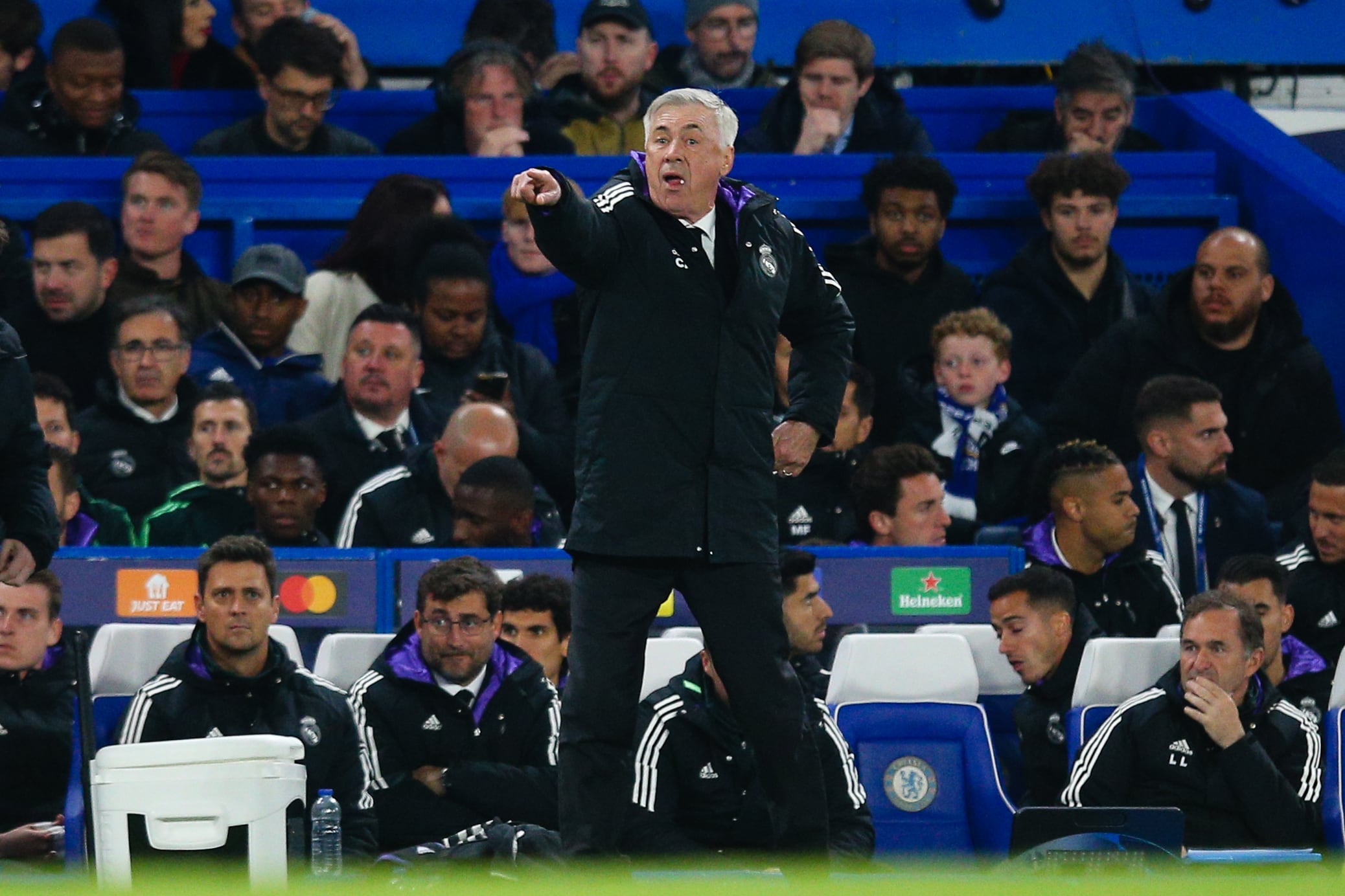 Ancelotti da instrucciones durante el Chelsea - Real Madrid.