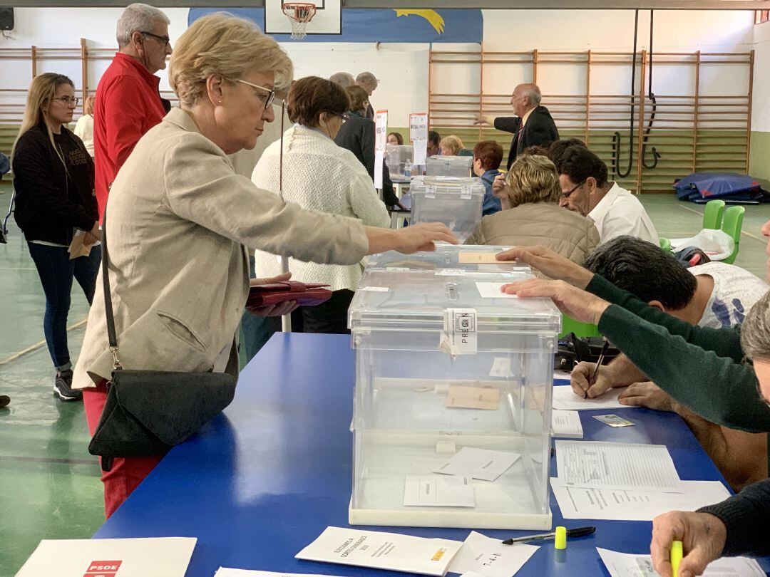 Mujer ejerciendo su derecho al voto
