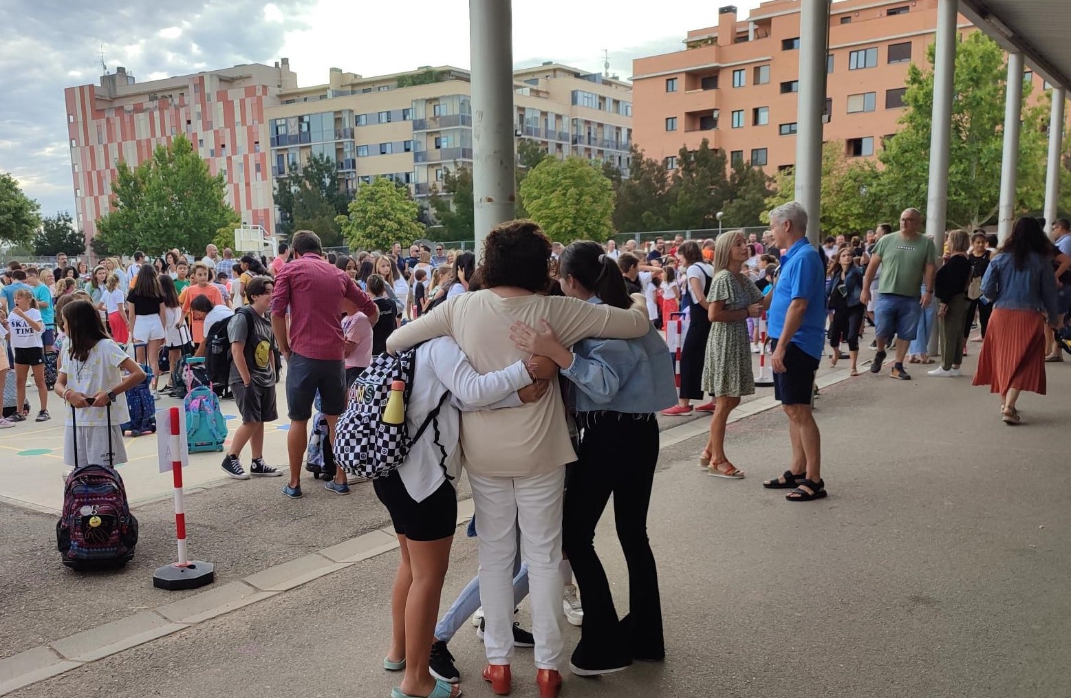 Abrazos en el primer día de colegio