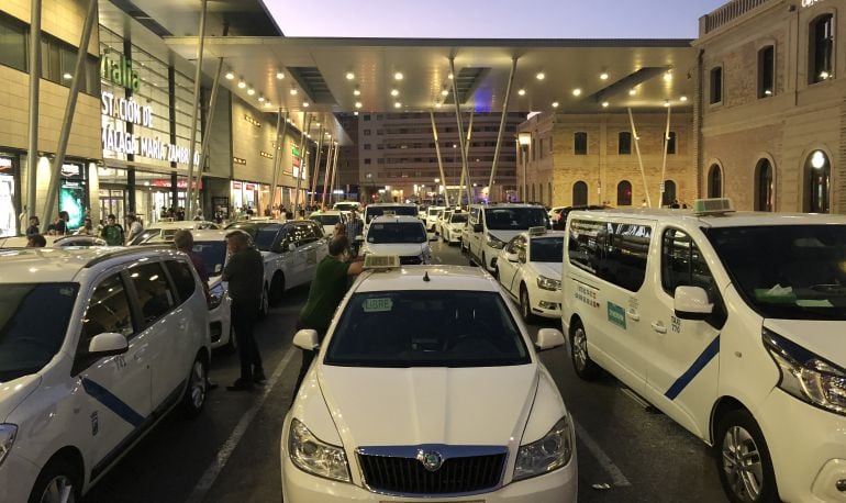 Taxistas parados en la estación de tren María Zambrano de Málaga