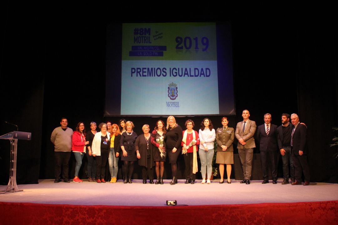 La alcaldesa de Motril, Flor Almón y la concejala de Igualdad, Susana Feixas junto los galardonados ccon el &quot;Premio Igualdad 2019&quot;